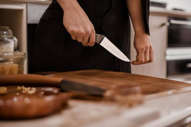 В Новосибирске 46-летняя разъяренная женщина несколько раз пырнула ножом своего знакомого