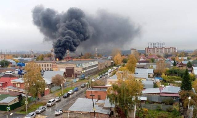В Новосибирске загорелся склад с кислороднымибаллонами