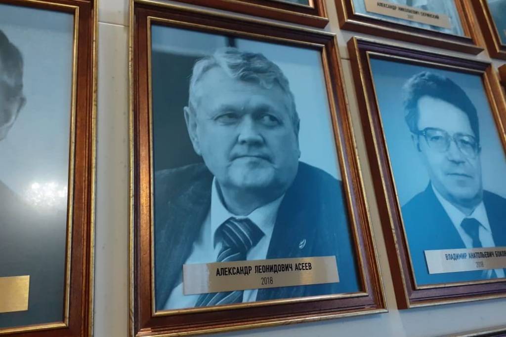 Портрет лишенного статуса Почётного жителя Новосибирска академика Асеева до сих пор не снят с доски почёта