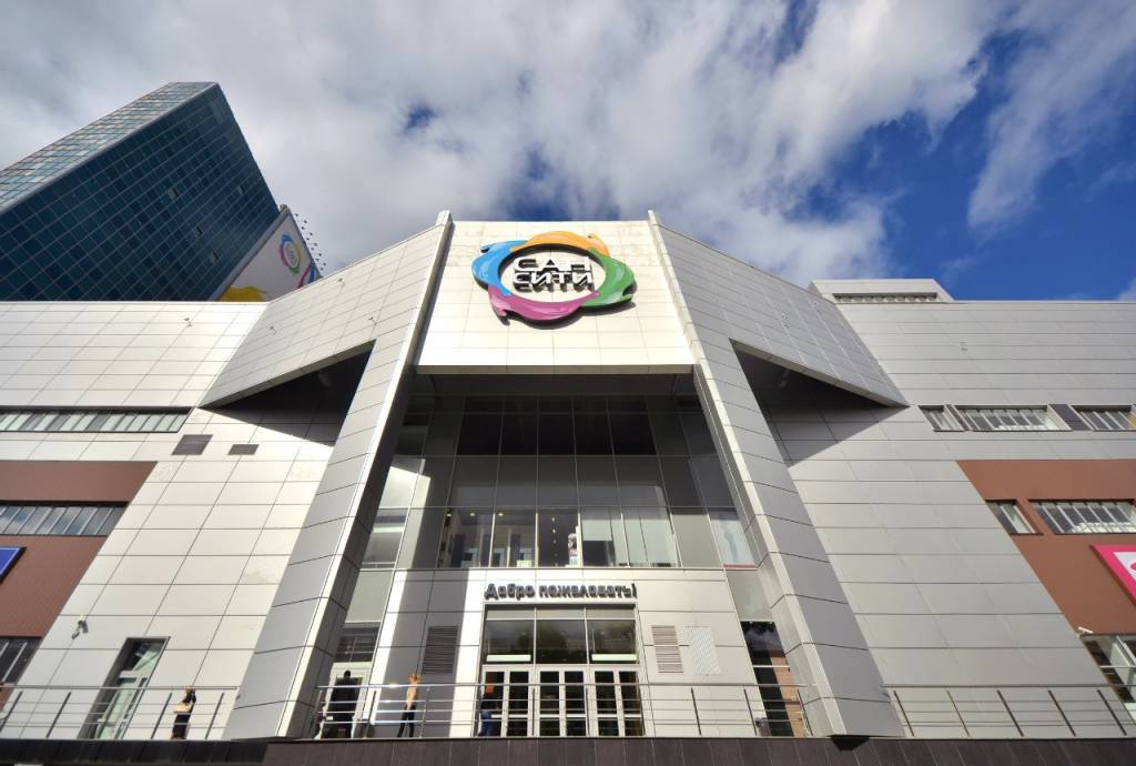 В Новосибирске из-за аварии на теплосетях закрыли МФК «Сан Сити»