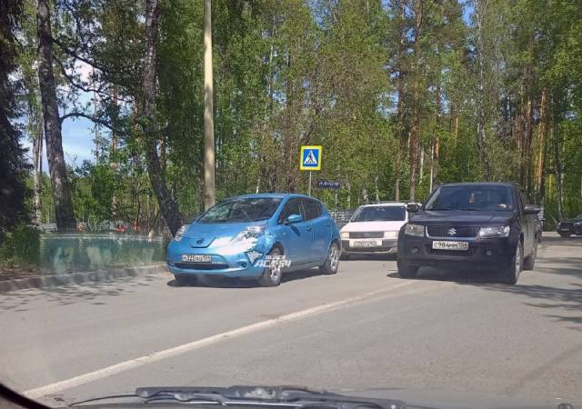 В Новосибирске водитель электрокара сбил самокатчика на пешеходном переходе
