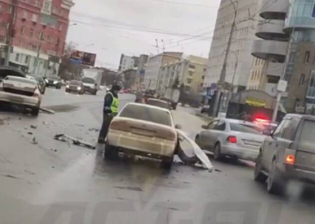 В Новосибирске на проспекте Димитрова столкнулись три иномарки