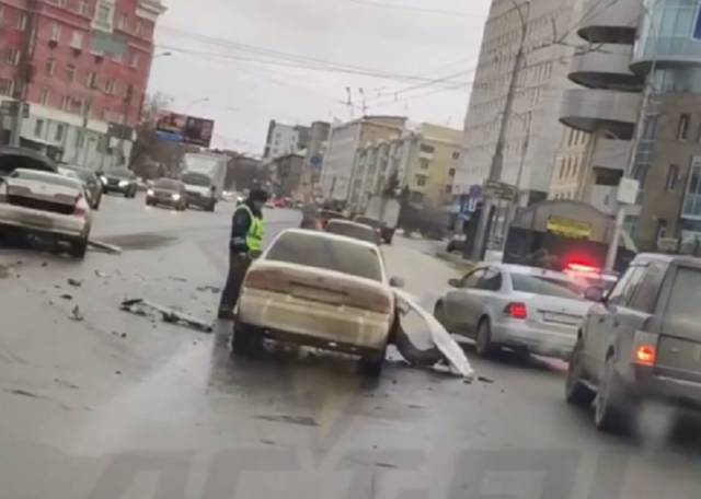 В Новосибирске на проспекте Димитрова столкнулись три иномарки