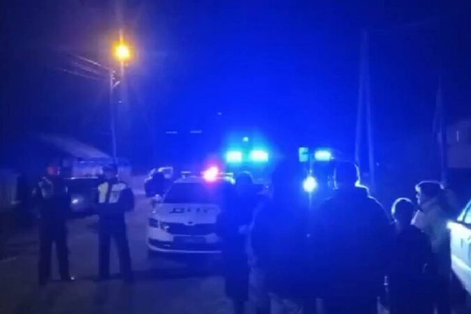 Жители новосибирского поселка грудью перекрыли проезд грузовикам