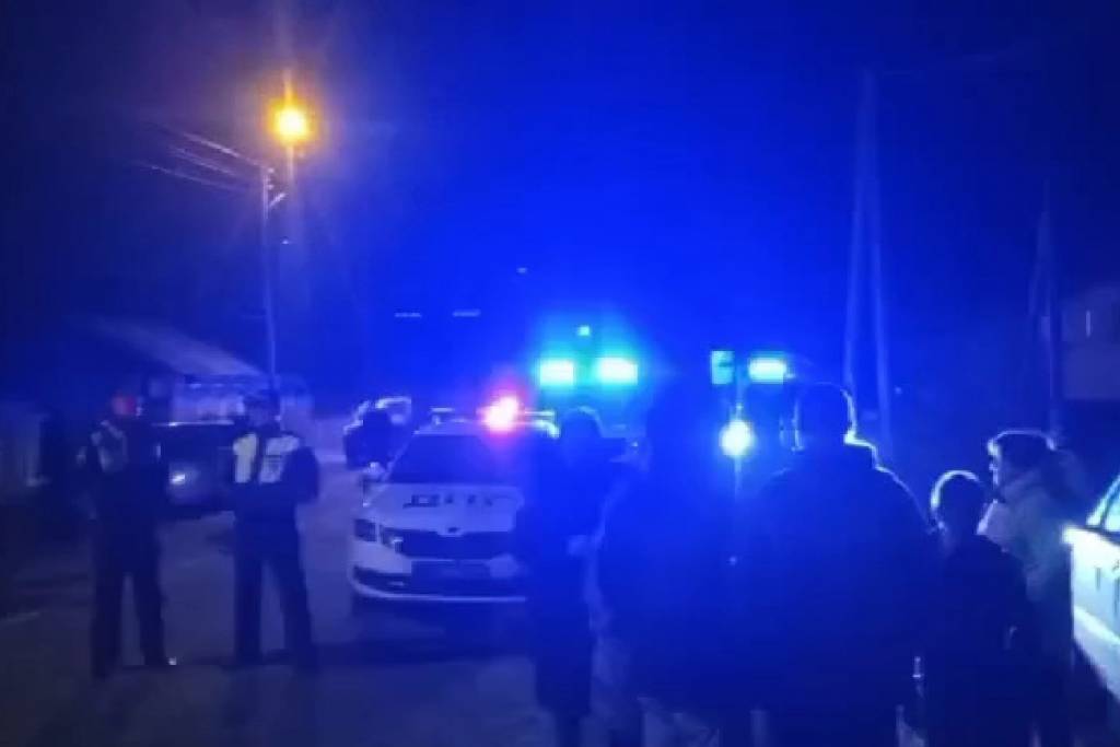 Жители новосибирского поселка грудью перекрыли проезд грузовикам