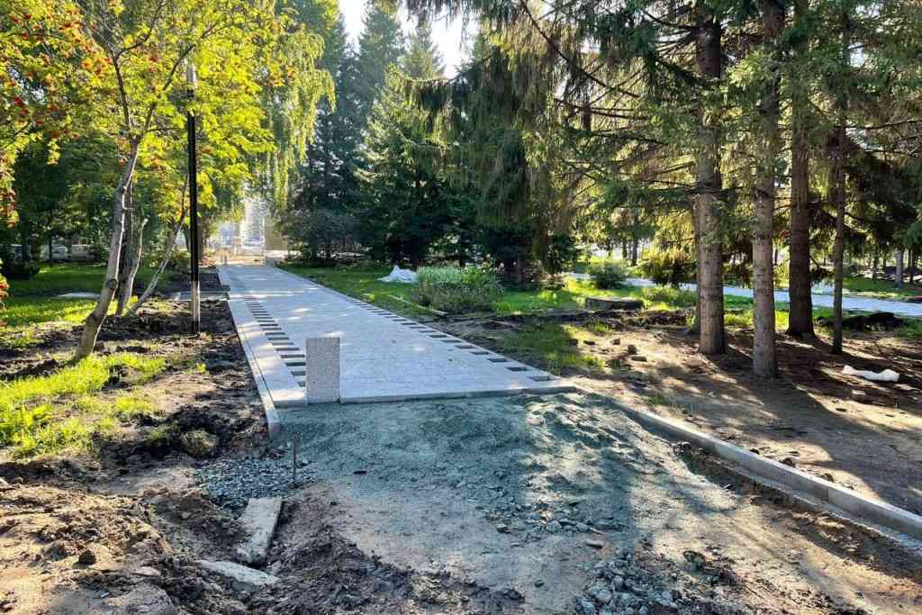 В Новосибирске перекрыли тротуар из-за реконструкции Первомайского сквера