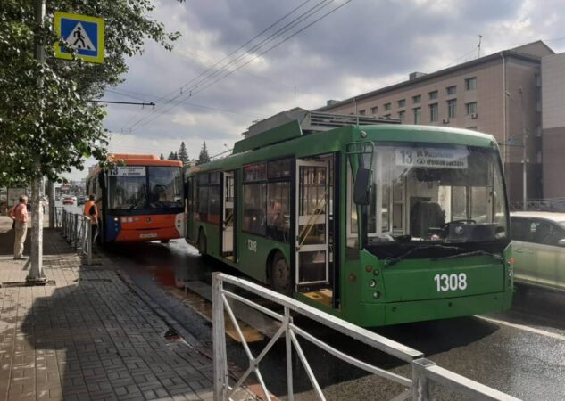 В центре Новосибирска столкнулись автобус и троллейбус маршрута №13