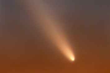 Редкую комету запечатлел фотограф из Новосибирска