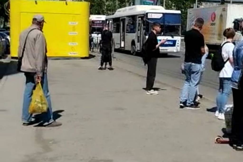 В Новосибирске жители просят вернуть павильон на остановку «Магазин Кристалл»