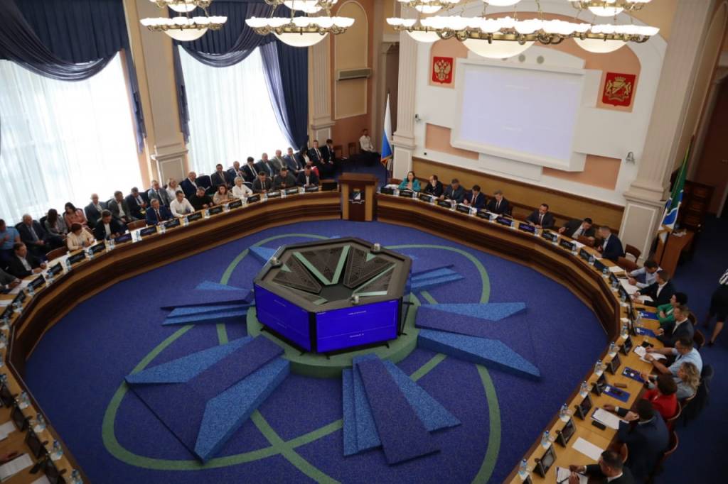 «Поливают грязью Новосибирск и Россию»: депутаты горсовета проголосовали за сложение полномочий Бойко* и Пироговой