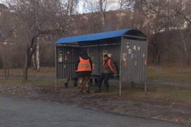 В Новосибирске вернули на место унесенную ветром остановку