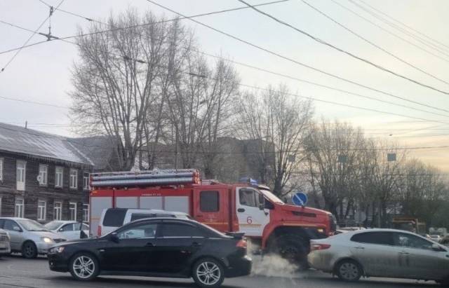В Новосибирске иномарка столкнулась с пожарным автомобилем