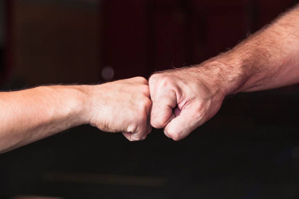 Новосибирцы избили подростка и столкнули его мать в озеро