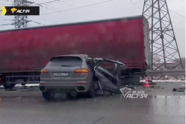 В Новосибирске на Северном объезде водитель кроссовера влетел в грузовик
