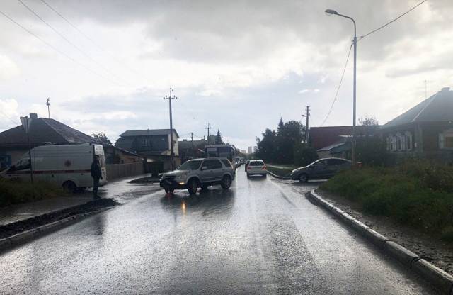 В Новосибирске женщина на  иномарке сбила двоих подростков на питбайке