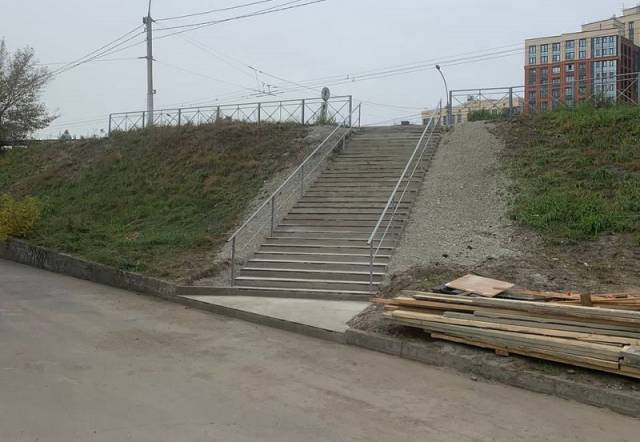 В Новосибирске прокуратура заставила муниципалитет отремонтировать лестницы на Фабричной