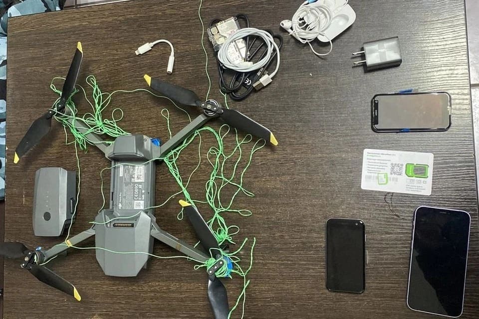 В Новосибирске в исправительную колонию пытались доставить телефоны при помощи квадрокоптера