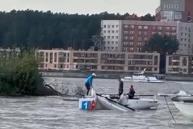 Яхта врезалась в опору ЛЭП и обесточила город Бердск