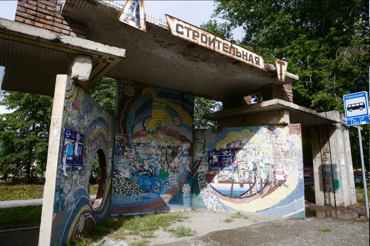 В Новосибирске пытаются сохранить уникальную мозаичную остановку