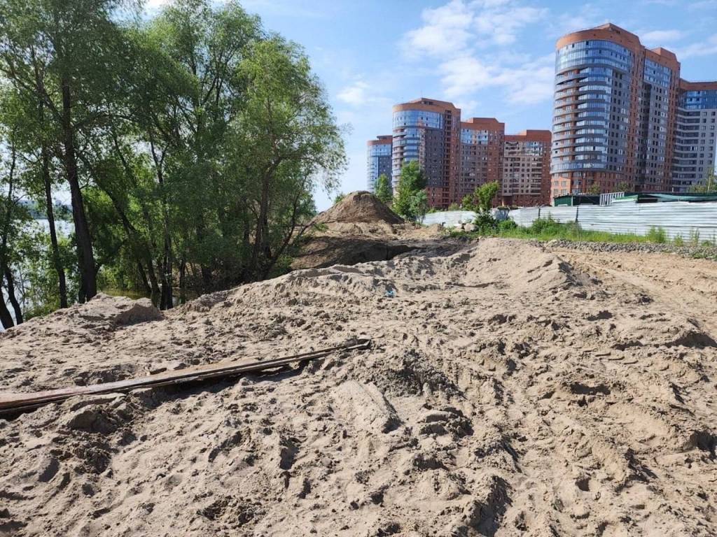 Сотрудники строительной компании завалили берег реки песком и глиной и были оштрафованы