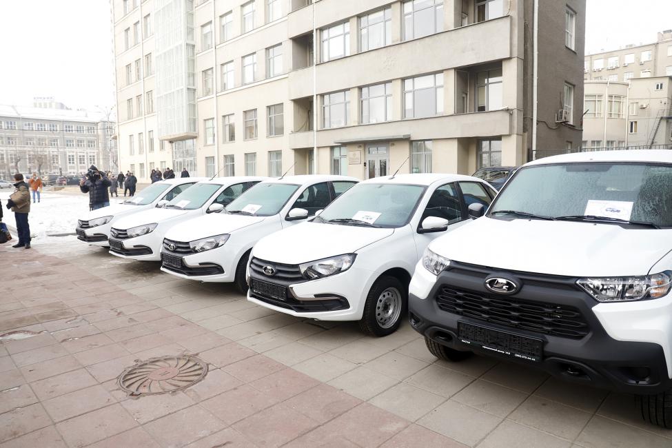 В Новосибирске аграрии передали участникам СВО наградные машины