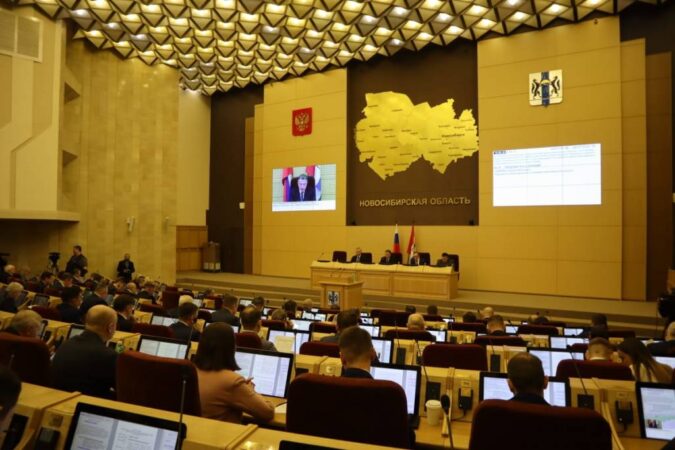 Бюджет Новосибирской области приняли с дефицитом в 42 миллиарда рублей