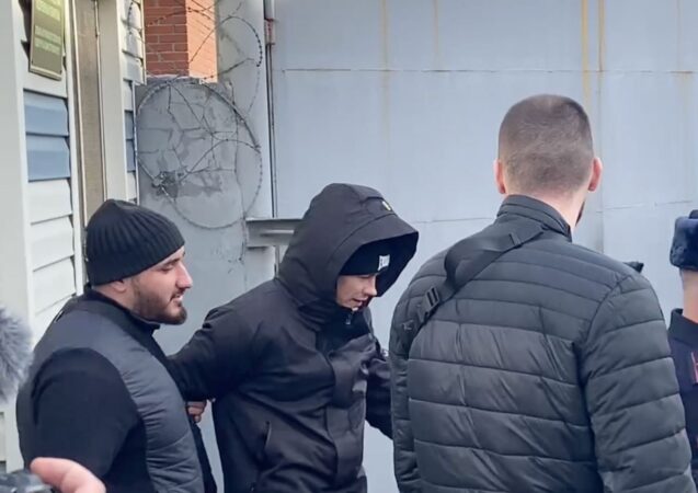 Поклонницы встретили Никиту Кологривого возле спецприемника без мягких игрушек и цветов