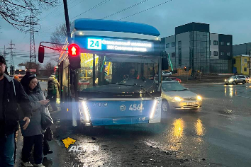 В Новосибирске троллейбус влетел в столб из-за автобуса