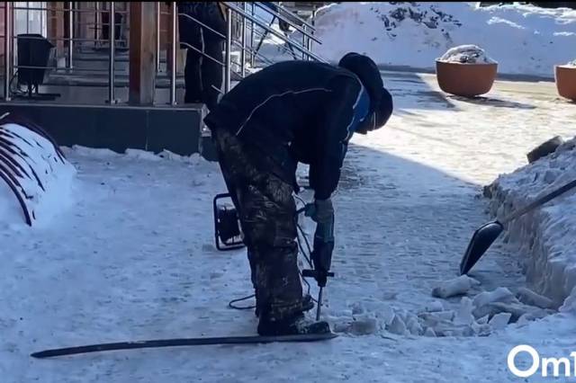 В Новосибирске мужчина убирает снег с тротуаров перфоратором