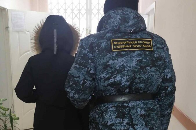 В Новосибирской области должница по алиментам пыталась сбежать через потайную дверь