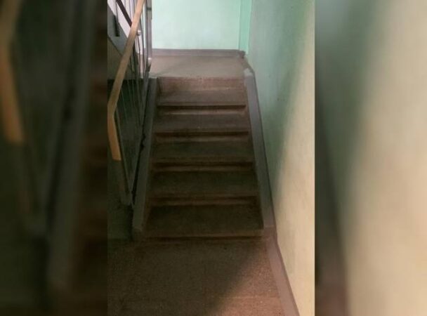 В Новосибирске мама младенца не может добиться установки пандуса в подъезде
