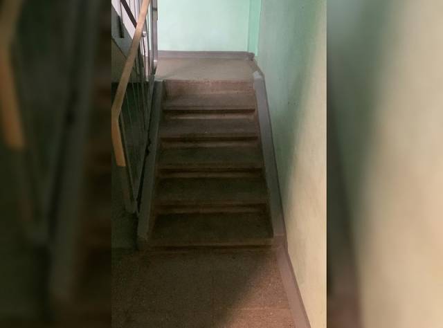 В Новосибирске мама младенца не может добиться установки пандуса в подъезде