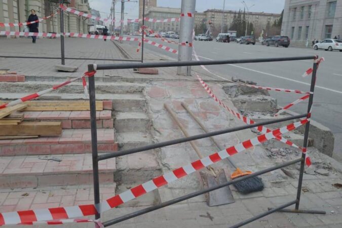В Новосибирске прокуратура обязала мэрию реконструировать пандус для инвалидов
