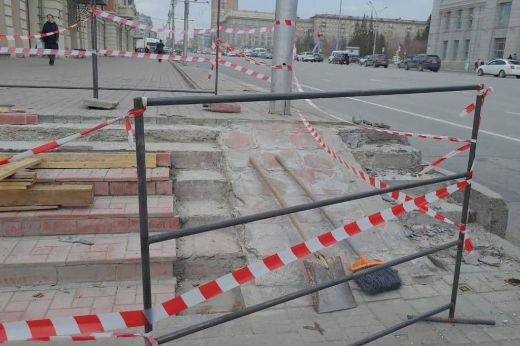 В Новосибирске прокуратура обязала мэрию реконструировать пандус для инвалидов