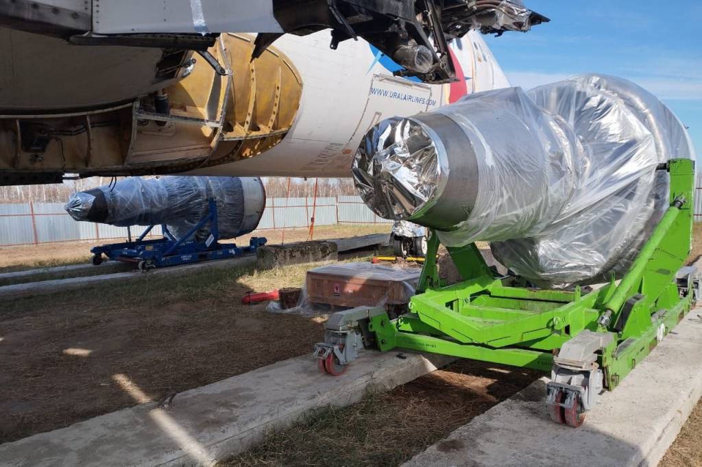 Самолет на пшеничном поле Новосибирской области разбирают