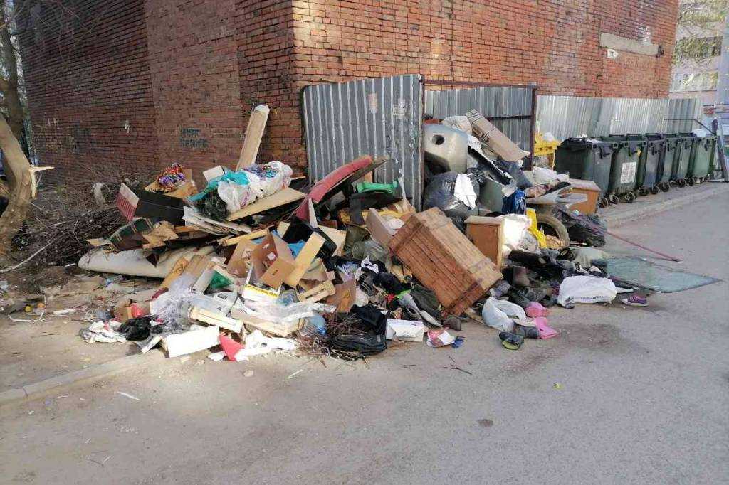 Мэрия Новосибирска обвинила торговцев овощами в мусорных завалах на улице Выборной