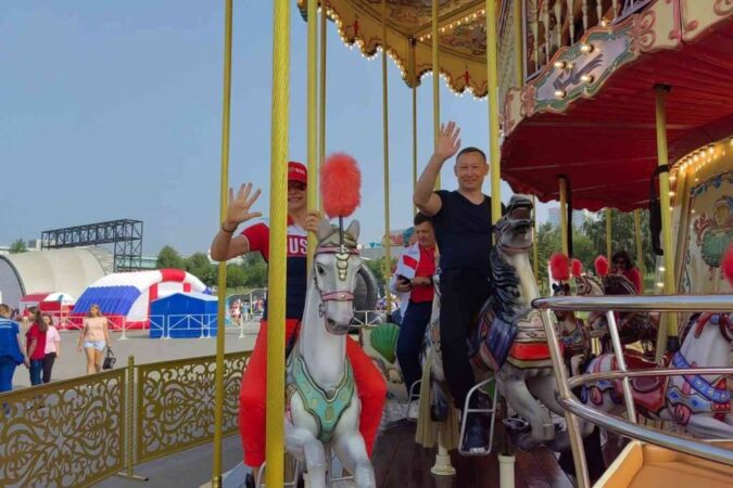 В Новосибирске с Михайловской набережной убрали «свадебную» карусель