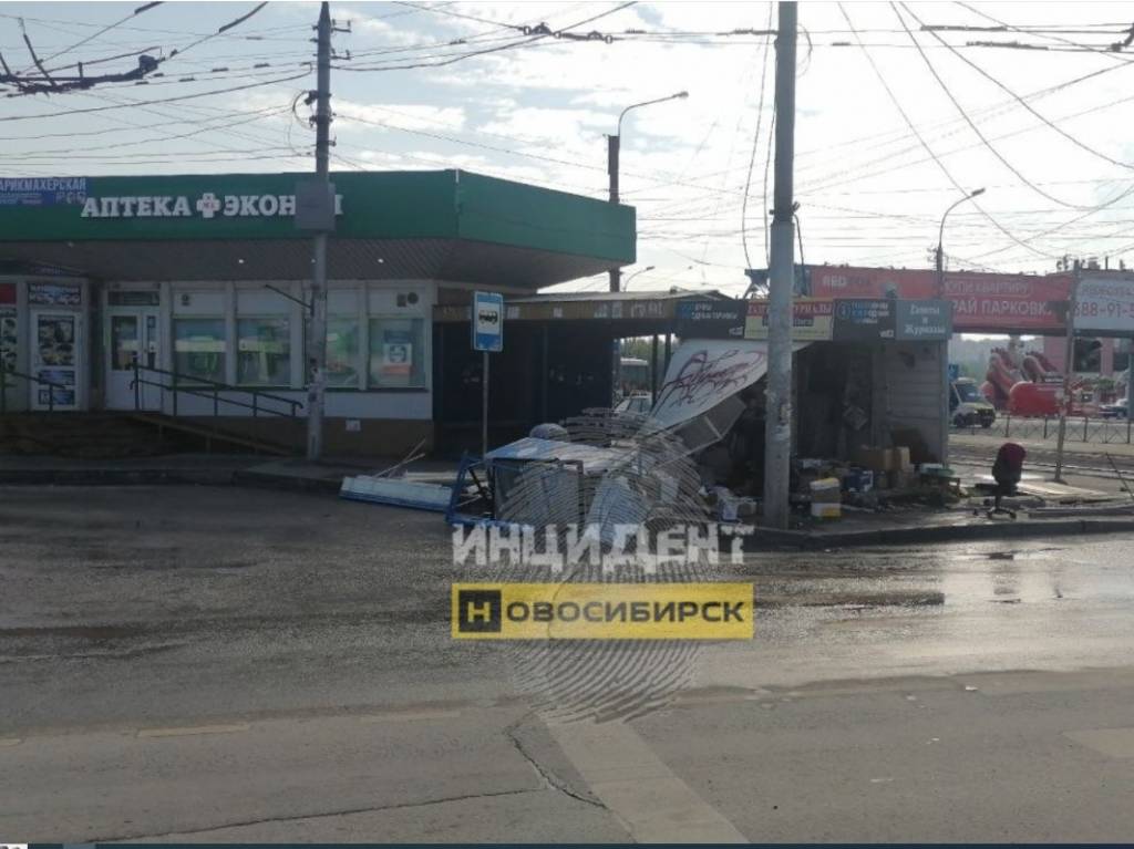 В Новосибирске водитель иномарки разрушил киоски и смял остановку
