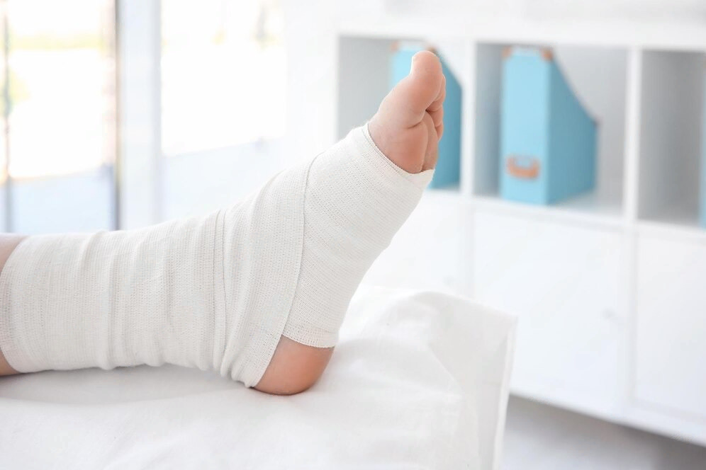 В Новосибирске депутат заксобрания Новоселов сломал ногу на скользком тротуаре