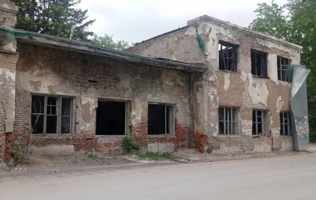 «Сборища бездомных и пожары»: новосибирцы возмущены происходящем в бесхозной заброшке