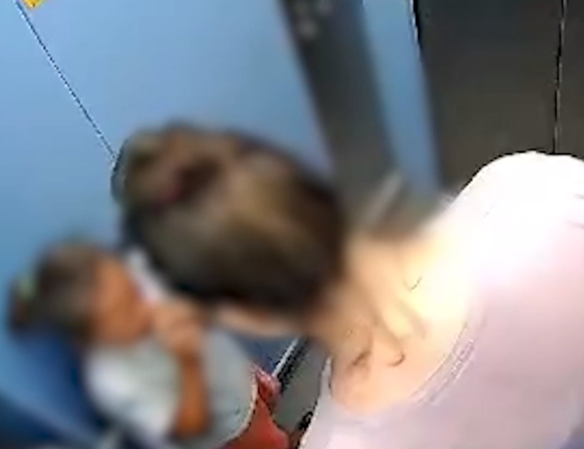 В Новосибирске многодетную мать соседи заподозрили в избиении дочери