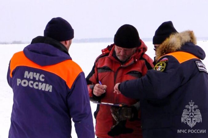 Четыре машины за неделю провалились под лед в Новосибирской области