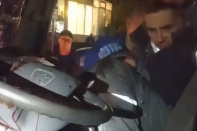 В Новосибирске водителя КАМАЗа зажало в кабине