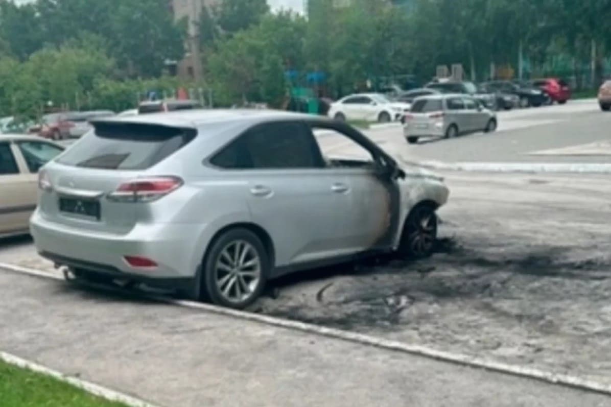В Новосибирске неизвестный злоумышленник спалил «Lexus» на улице Станиславского