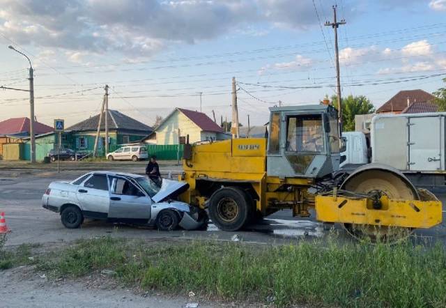 В Новосибирске 5 человек пострадали в ДТП с асфальтовым катком