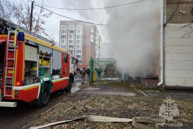 В Новосибирске загорелось здание Центрального районного суда