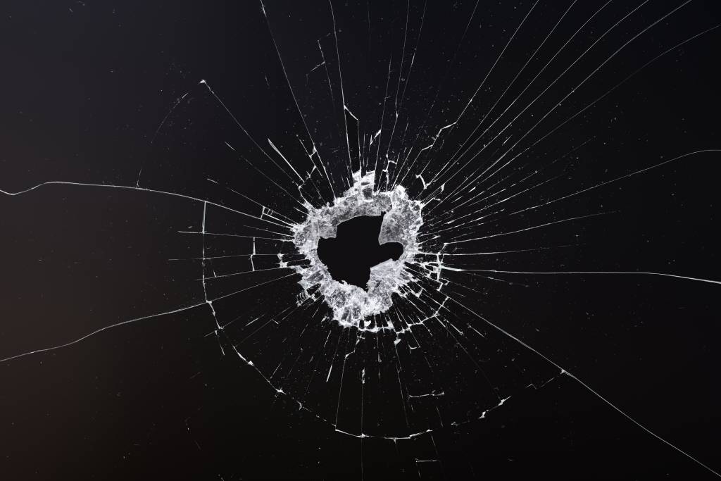 В Новосибирской области неизвестный в четвертый раз обстрелял мусоровоз