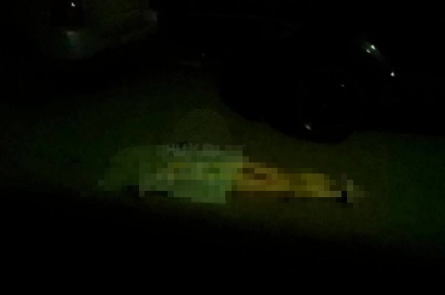 В Новосибирске под окнами многоэтажки обнаружили тело девушки