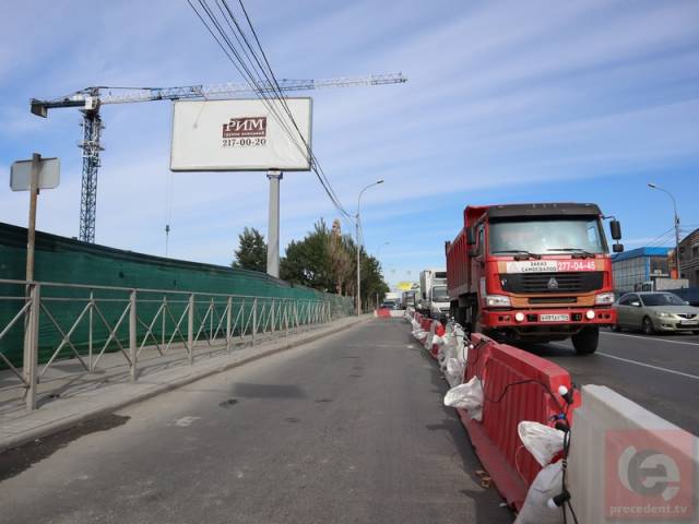 «Масштабы провала неизвестны»: на улице Большевистской провалился асфальт