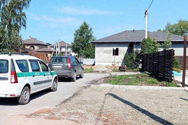 В Новосибирской области по требованию приставов мужчина освободил проезд к дому соседей